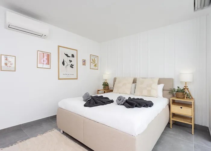 Sybaris 09 By Smart Villa *